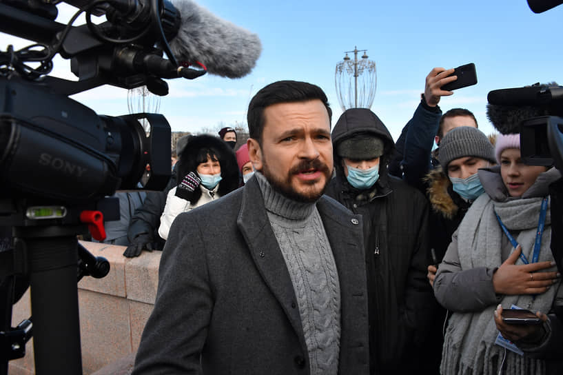 Оппозиционер Илья Яшин (в центре) считает, что у россиян есть еще много легальных способов выражения протеста против боевых действий на Украине