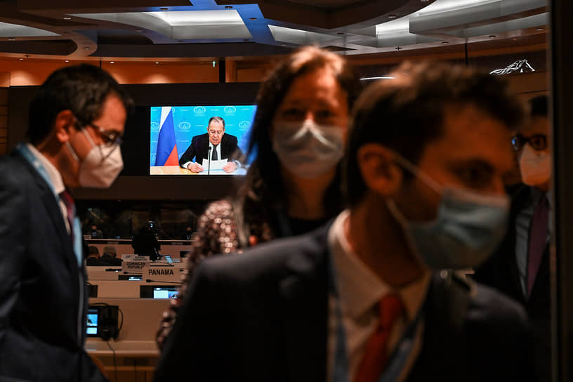 Дипломаты и посланники покидают зал заседаний ООН во время выступления главы МИД РФ