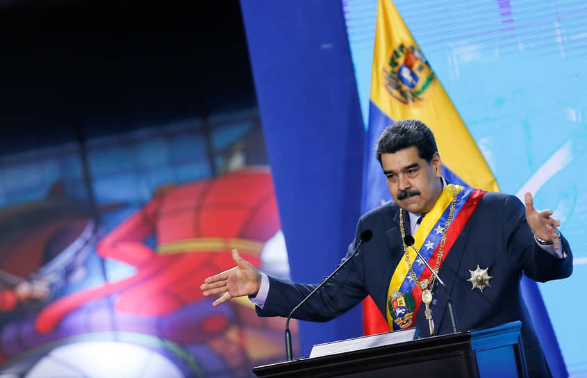 Николас Мадуро в красках рассказал о своей встрече с американской делегацией — о том, как флаги США и Венесуэлы стояли рядом, «как они и должны стоять». «Это время демократии... Время, чтобы восстановить мир»,— заявил президент