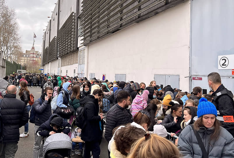 К павильонам парижской выставки у Версальских ворот никогда еще не было такой очереди — это очередь беженцев с Украины