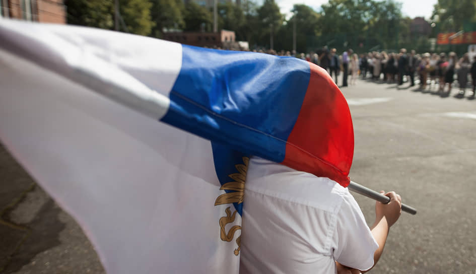 Российских школьников хотят заставить флагу молиться