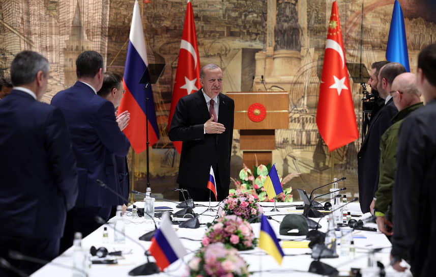 Очные переговоры в Стамбуле, которые российская и украинская делегации провели после трех недель работы по видеосвязи, стали безоговорочным успехом для страны-хозяйки — Турции (на фото в центре — турецкий президент Реджеп Тайип Эрдоган)