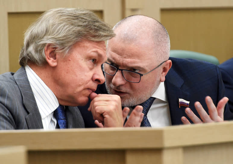Сенаторы Алексей Пушков (слева) и Андрей Клишас считают, что запрет «отождествления СССР и фашистской Германии» важен вне зависимости от того, какое именно наказание за это предусмотрено