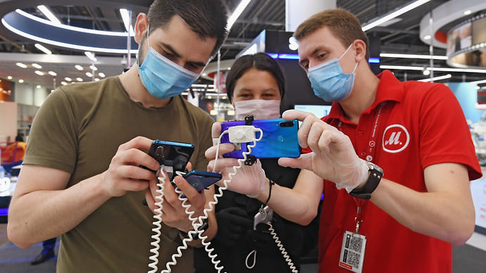 Граждане растягивают смартфоны