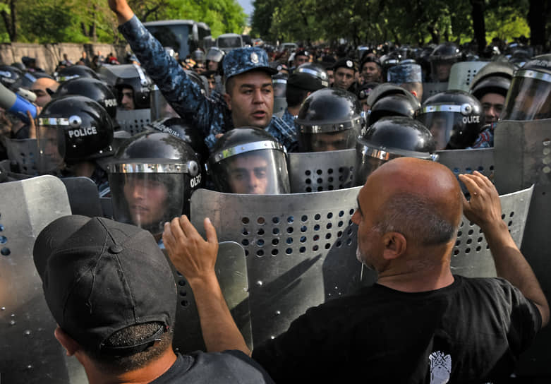 Участники акций протеста в Ереване действуют решительно, но пока дело ограничивается небольшими стычками с полицией
