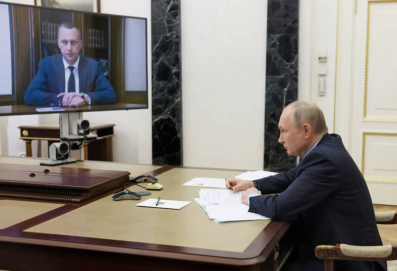 Президент России Владимир Путин с врио губернатора Саратовской области Романом Бусаргиным 