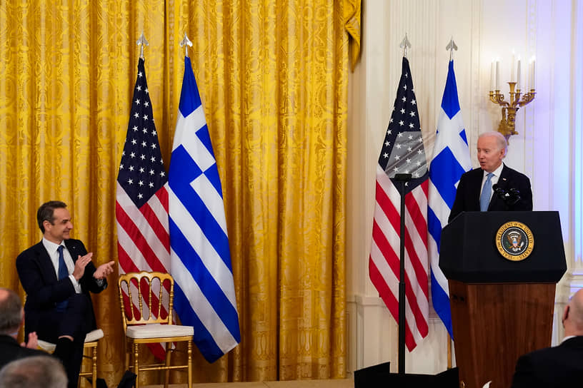 Премьер-министр Греции Кириакос Мицотакис (слева) с президентом США Джо Байденом 