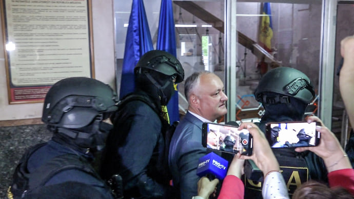 Додон в подсудной лавке