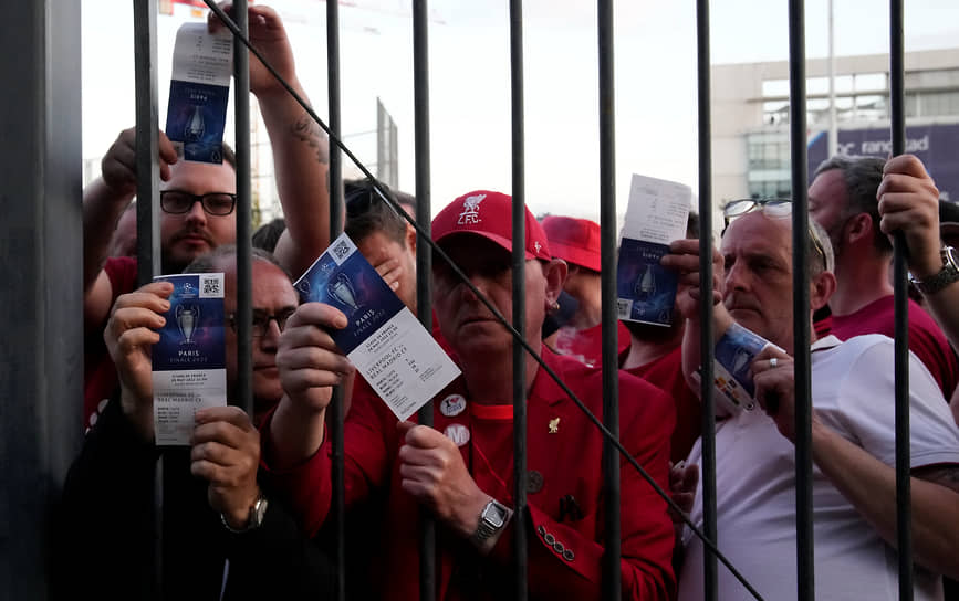 Фальшивые билеты болельщиков «Ливерпуля» стали причиной чрезвычайной ситуации на подступах к Stade De France и задержки матча