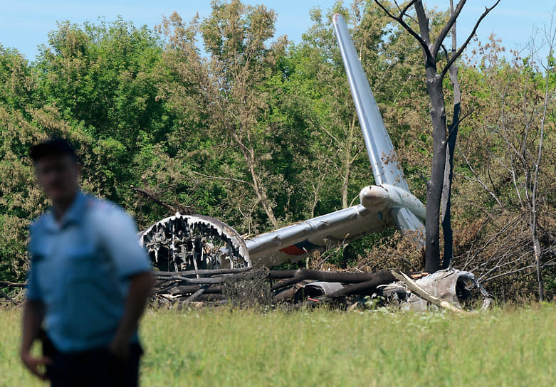 Несмотря на то что самолет сгорел и развалился на части, в нем нашли живых людей
