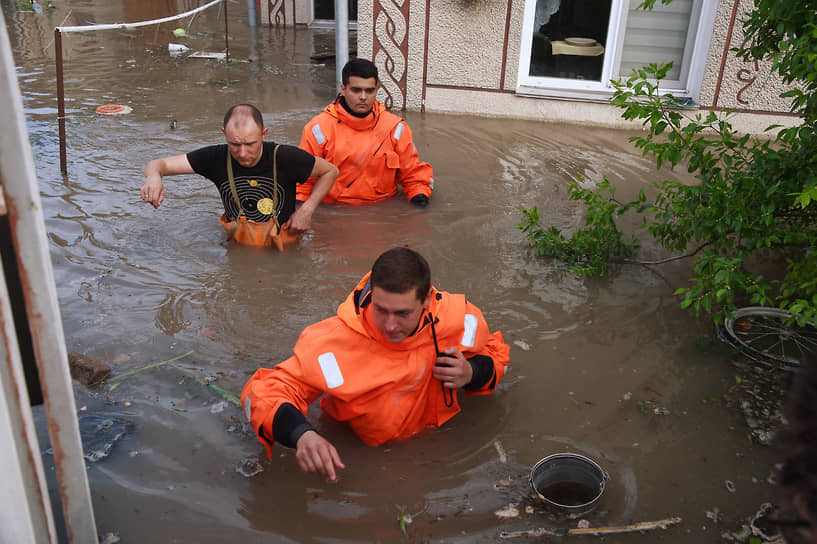 В результате дождей в Крыму в воду вместо отдыхающих приходится отправляться спасателям