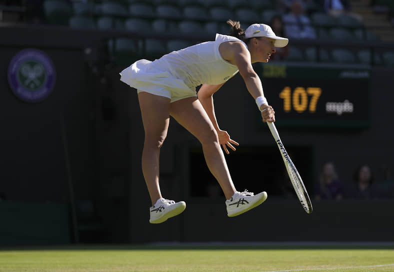 Встреча второго круга Wimbledon с голландкой Лесли Керкхов оказалась для Иги Швёнтек (на фото) одной из самых упорных в ее беспроигрышной серии из 37 матчей