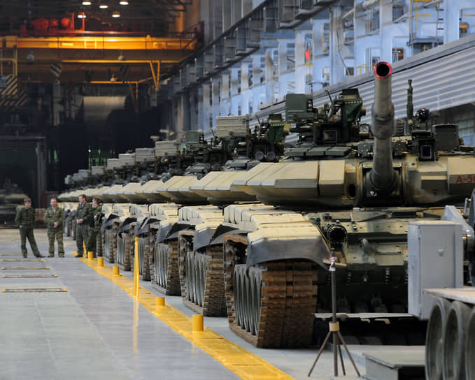 Выпуск танков и ракет в три смены поддержит российское промышленное производство незначительно: в гражданской промышленности усиливается спад 