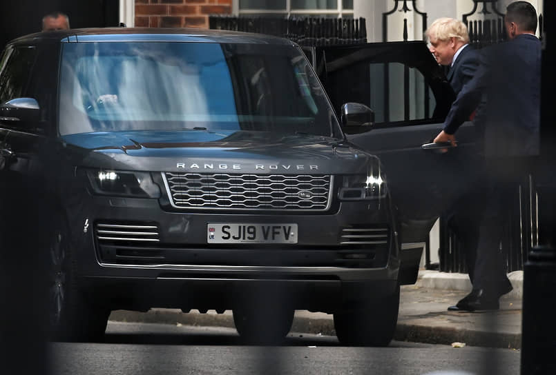 Премьер-министр Великобритании Борис Джонсон садится в автомобиль