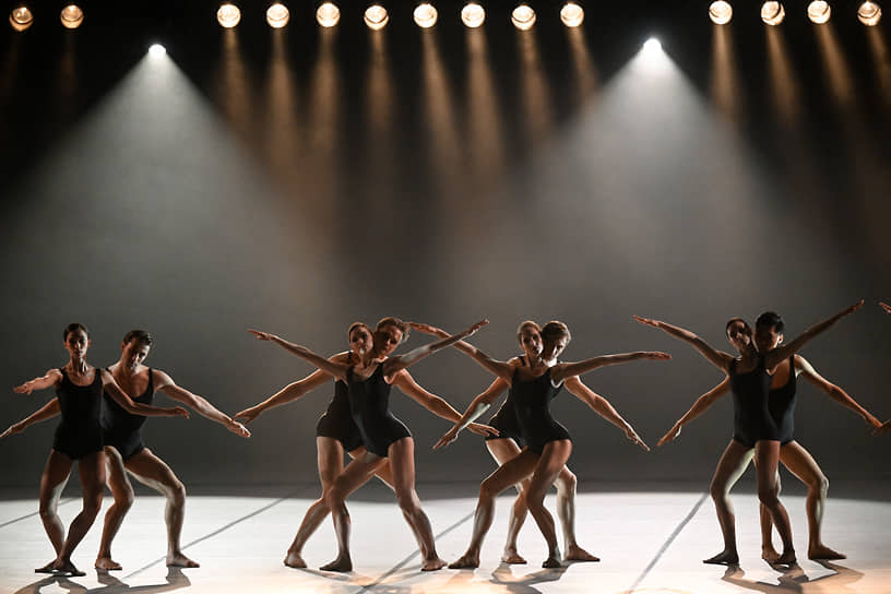 В балете «О природе» спасительный свет Игоря Фомина оттеняет бесцветную хореографию Владимира Варнавы