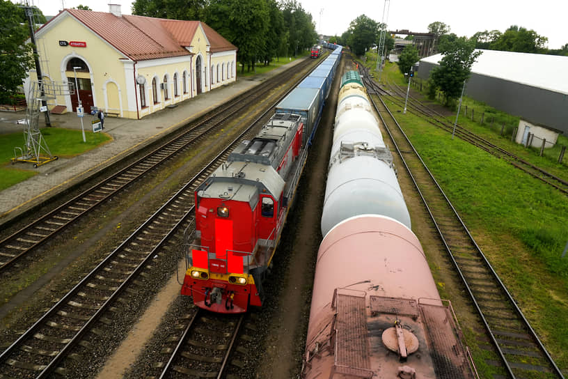 Заявление Еврокомиссии о том, что железнодорожным перевозкам подсанкционных российских товаров в Калининград ничто мешать не должно, позитивно восприняли и в Вильнюсе, и в Москве