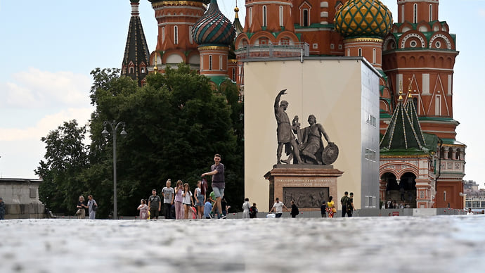 Минина и Пожарского придвинули к Кремлю