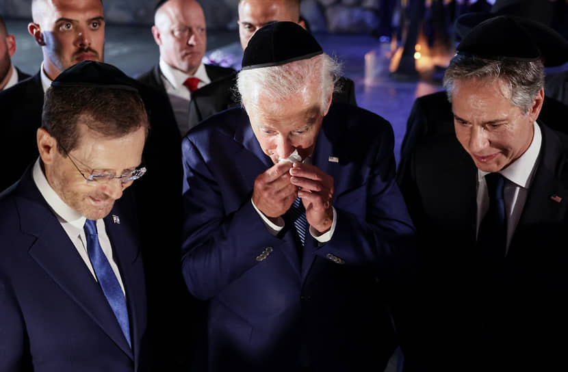 В насыщенной программе визита президента США Джо Байдена (в центре) в Израиль нашлось время и для посещения мемориального комплекса «Яд ва-Шем» (на фото с израильским президентом Ицхаком Герцогом и главой Госдепартамента США Энтони Блинкеном)