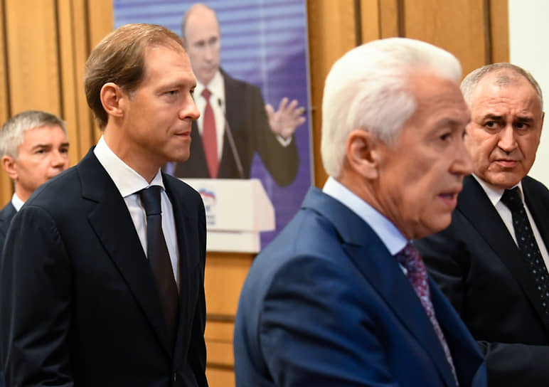 На утверждении в должности вице-премьера Дениса Мантурова депутаты Госдумы буквально окружили его своей поддержкой