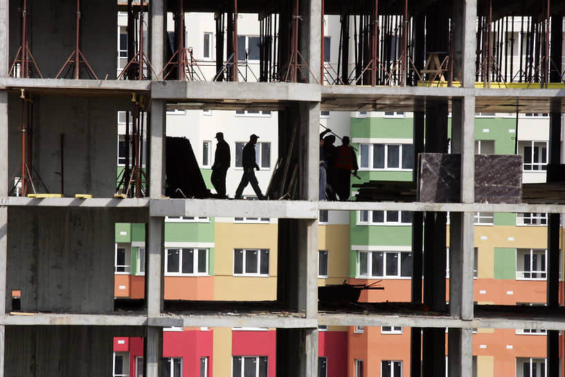 В июне строительство многоэтажного жилья взяло паузу для изучения путей адаптации к новым экономическим условиям
