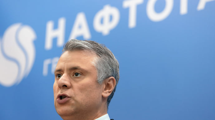 В глубоком реверсансе