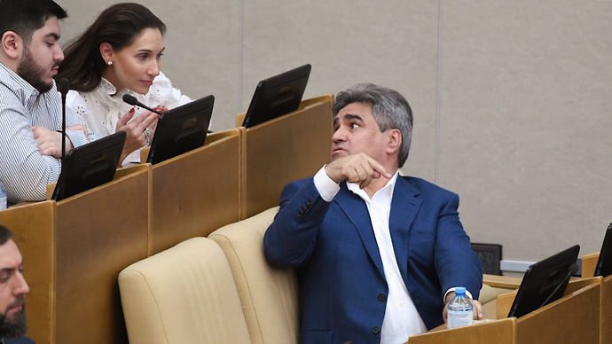 Депутаты спели в унисон