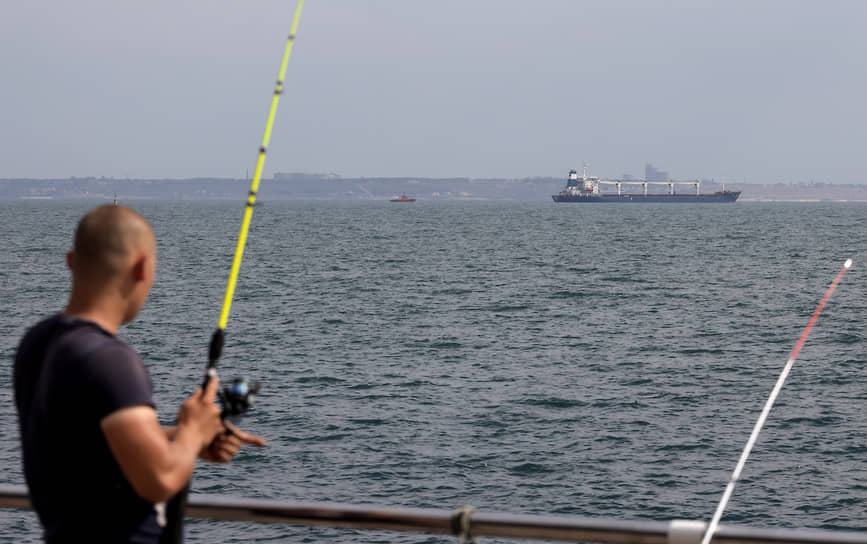 В понедельник утром Одесса наблюдала отплытие судна Razoni под флагом Сьерра-Леоне с грузом кукурузы на борту