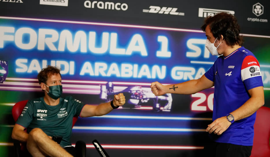 Двукратный чемпион мира Фернандо Алонсо (справа) сменит в Aston Martin чемпиона четырехкратного — Себастьяна Феттеля, объявившего о завершении карьеры