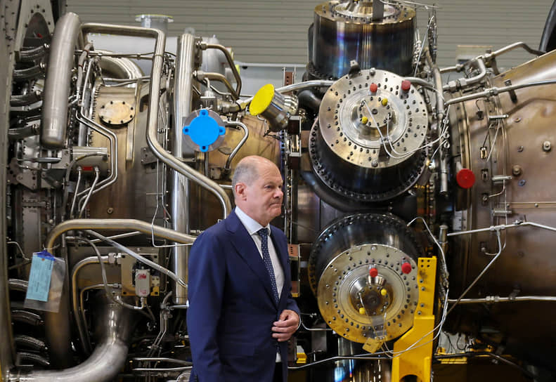 Канцлер ФРГ Олаф Шольц на предприятии Siemens Energy в Мюльхайме осматривает турбину, предназначенную для газопровода «Северный поток-1»