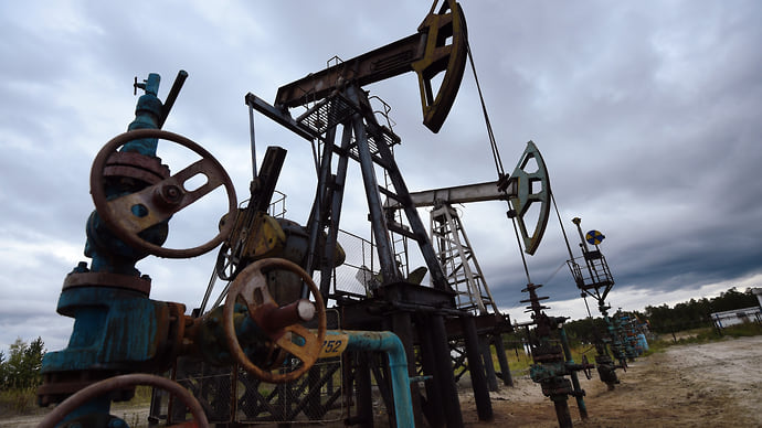 Нефть стекает к дефициту
