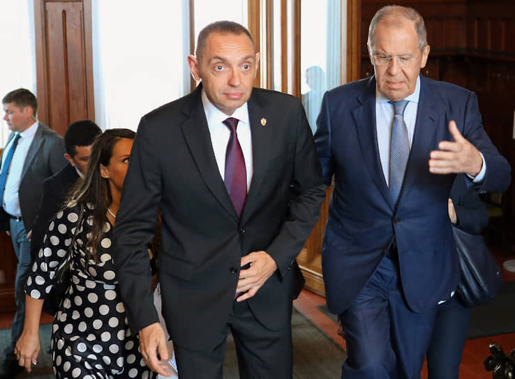 Министр иностранных дел России Сергей Лавров (справа) и министр внутренних дел Сербии Александр Вулин во время встречи в Москве