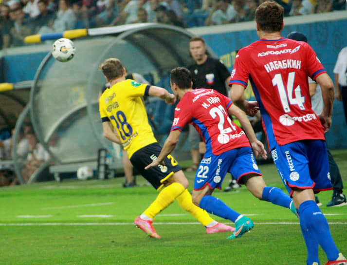 Игроки во время матча на стадионе «Ростов-Арена»