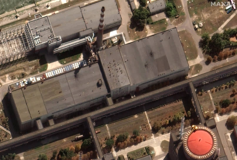 На спутниковых снимках американской компании Maxar Technologies на крыше одного из зданий Запорожской АЭС заметны повреждения, которые можно принять за следы от обстрела
