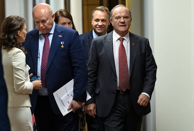 По мнению Геннадия Зюганова (справа), некоторые руководители на местах не услышали призыв президента к сплоченности общества в нынешних сложных условиях
