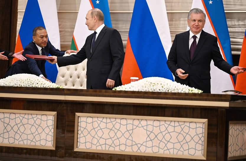 Первый переговорный день Владимира Путина в Самарканде завершился встречей с хозяином саммита ШОС, президентом Узбекистана Шавкатом Мирзиёевым (на фото — справа)
