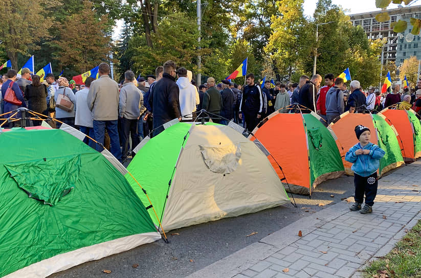 Антиправительственный митинг перед зданием администрации президента Молдавии в Кишиневе