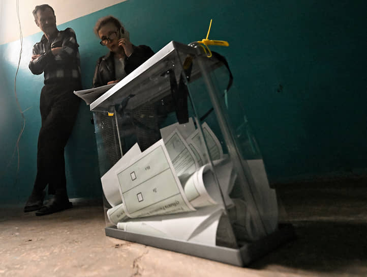 «Выездной» формат референдума (на фото — голосование в одном из жилых домов Донецка), по уверению его организаторов, не помешал высокой активности избирателей