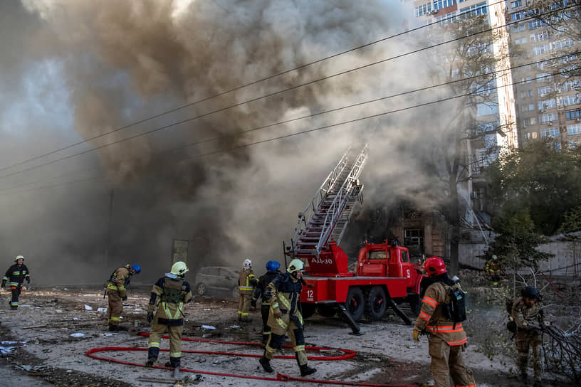Пожарные возле разрушенного беспилотником здания на Украине