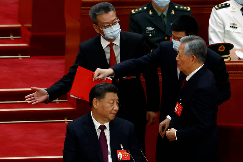 Сенсацией последнего дня съезда КПК стал эпизод, когда бывшего китайского лидера Ху Цзиньтао, сидевшего рядом с Си Цзиньпином (слева), насильно вывели из зала заседаний