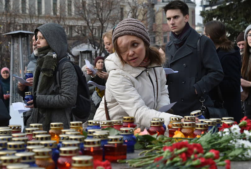 Участники акции памяти жертв политических репрессий у Соловецкого камня в 2019 году