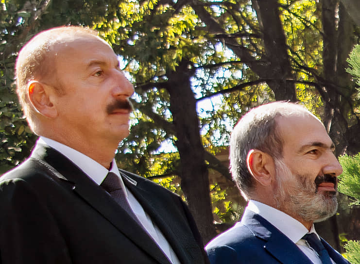 Президент Азербайджана Ильхам Алиев (слева) и премьер-министр Армении Никол Пашинян