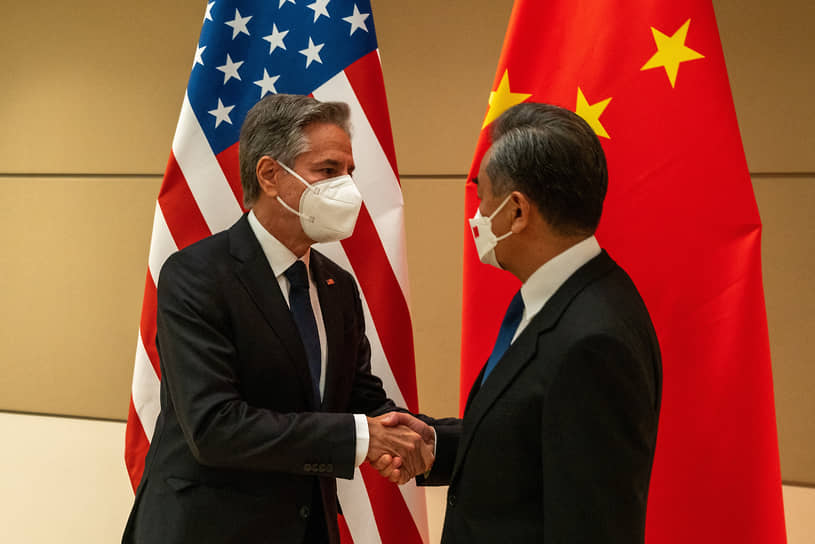 Встреча госсекретаря США Энтони Блинкена (слева) и министра иностранных дел КНР Ван И