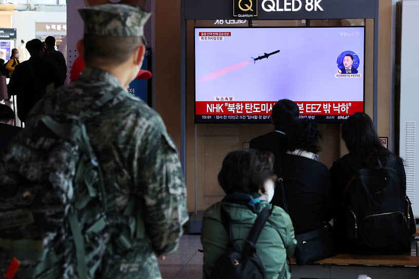 Жители Южной Кореи смотрят новости о ракетных запусках в КНДР