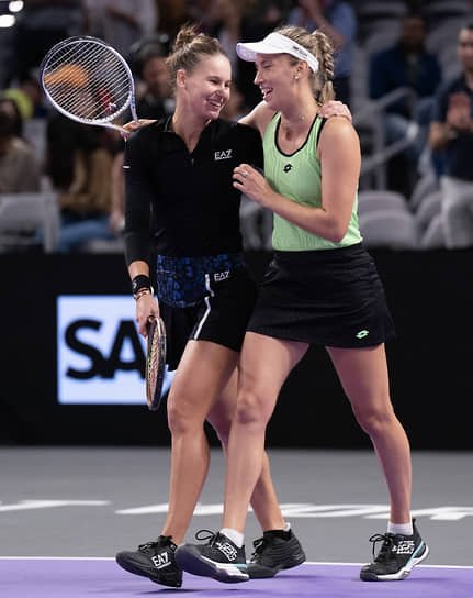 Победа, одержанная на WTA Finals вместе с бельгийкой Элизе Мертенс, позволила Веронике Кудерметовой (слева) стать второй ракеткой мира в паре по итогам года