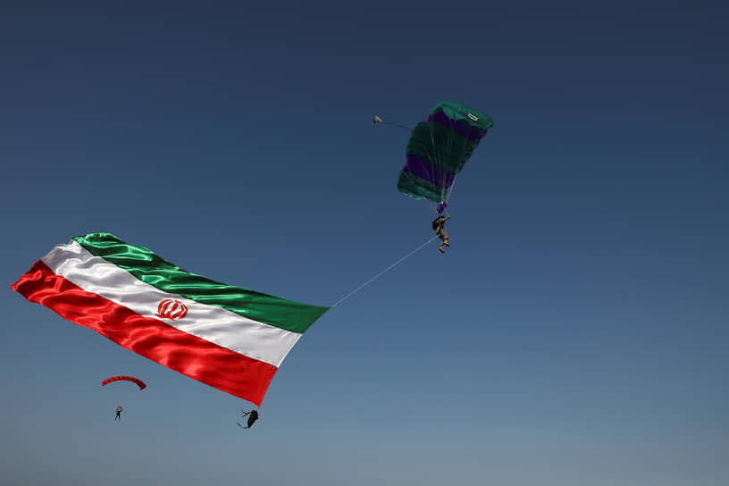 Парашютист с флагом Ирана во время военных учений у побережья Оманского залива (ноябрь 2021 года)