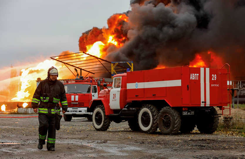 Пожар на нефтехранилище в Шахтерске
