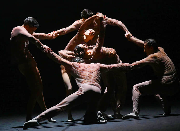 В балете «Сияние» хореограф Лабовкина пыталась достичь просветления посредством хороводных танцев, навеянных картиной Матисса