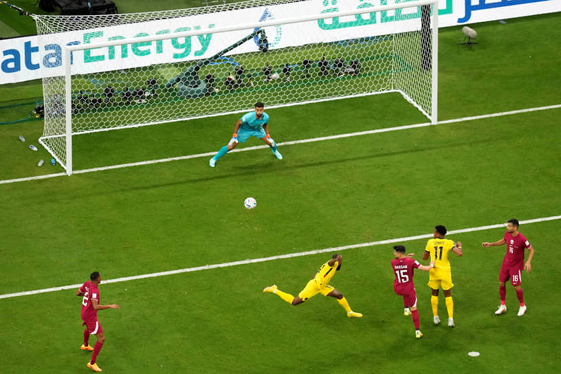 Героем первого матча чемпионата мира стал форвард сборной Эквадора Эннер Валенсия (второй слева), забивший все три гола в ворота катарцев, включая незасчитанный