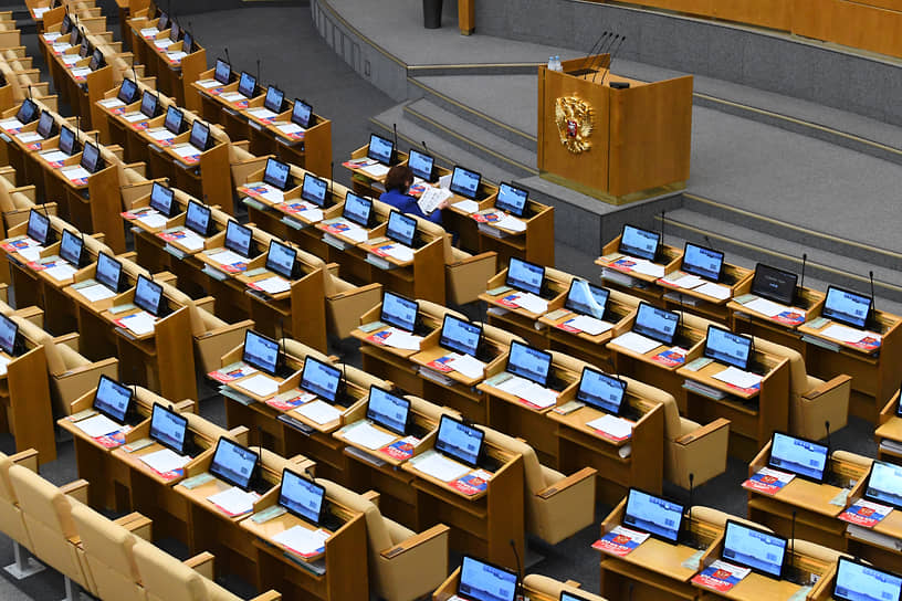 Законодательной поддержкой спецоперации депутаты занимаются не только в зале заседаний Госдумы (на фото), но и за его пределами