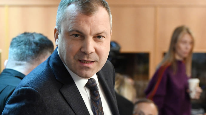 Депутатов разделил поцелуй